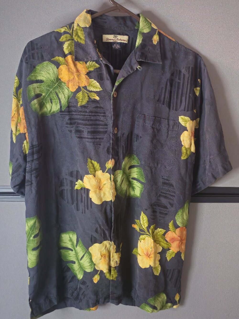 Tommy Bahama Mens SMALL Shirt Hawaiian 100% Silk Short Sleeve Floral Button Down